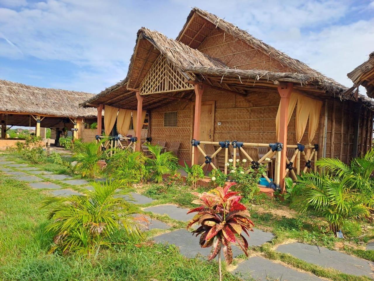 Hampi Rasta Cafe Hotel Exterior foto